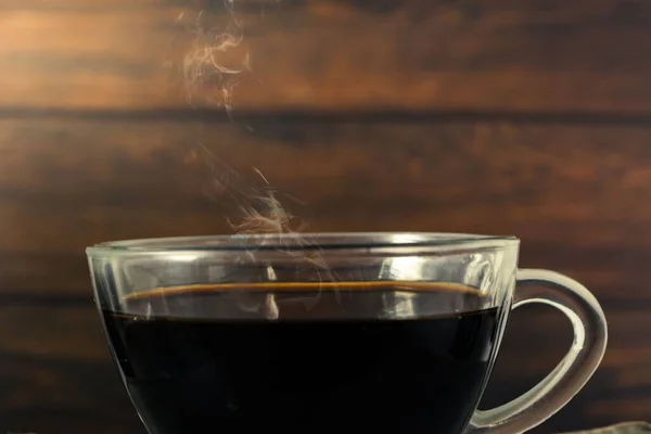 グラスカップにブラックコーヒーと熱い煙を背景に — ストック写真