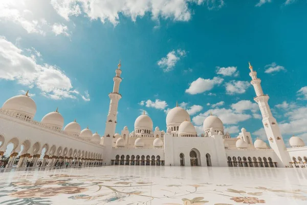Abu Dabi 'deki Şeyh Zayed Büyük Camii' nin geniş bir fotoğrafı.