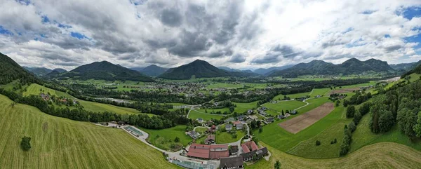 Vzdušný Panoramatický Záběr Svahu Lesy Domy Úpatí Hor — Stock fotografie