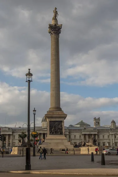 Eine Vertikale Aufnahme Der Nelson Säule Der Mitte Des Trafalgar — Stockfoto