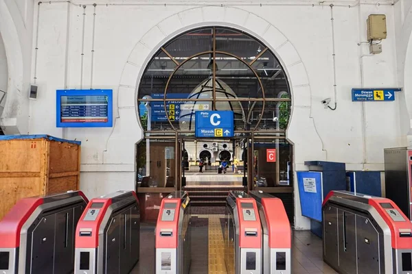 斯里兰卡坎迪火车站的红色转门 — 图库照片