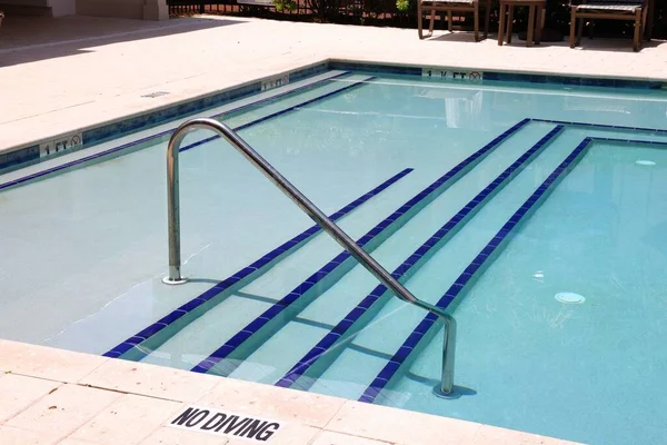 Corrimão Metal Com Escadas Piscina Com Água Fria Limpa Texto — Fotografia de Stock