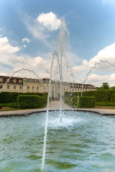 Una Fontana Con Bellissimo Castello Ludwigsburg Parco Verde Sullo Sfondo — Foto Stock