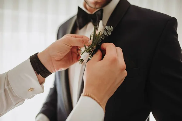 Primer Plano Las Manos Masculinas Camisa Blanca Que Une Ojal — Foto de Stock