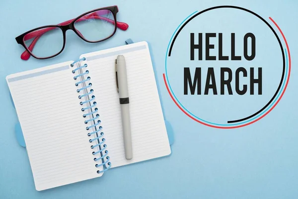 Uma Escrita Exibindo Texto Hello March Com Bloco Notas Óculos — Fotografia de Stock