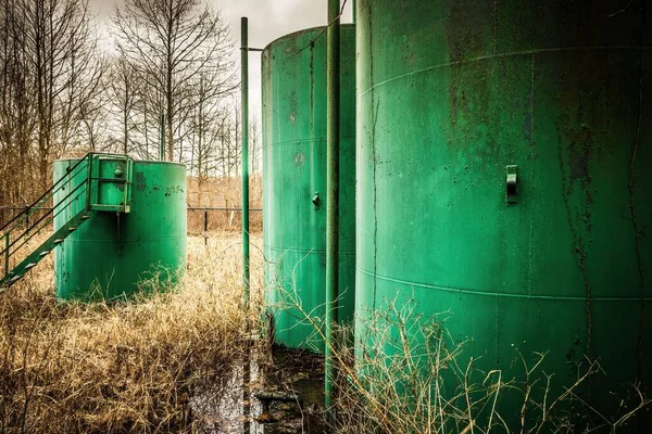 Tagsüber Zwei Grüne Tanks Voller Erdgas Auf Einem Feld — Stockfoto