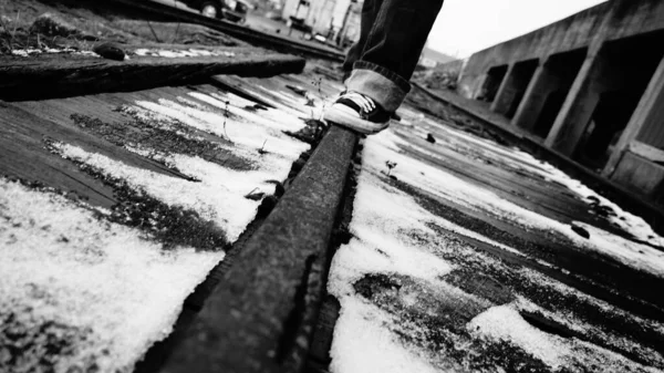 鉄道の人間の足の灰色のショット — ストック写真