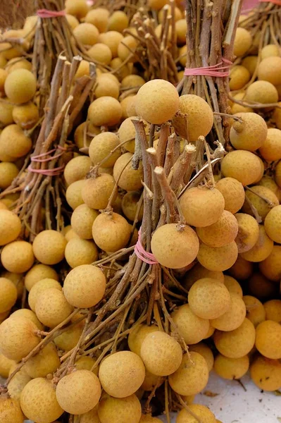 除了生吃外 热带树种的果实还经常用于亚洲的汤 甜点和糖醋食品中 — 图库照片