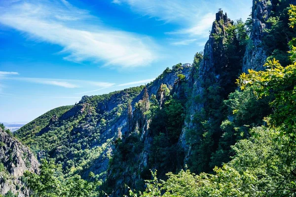 夏天蓝蓝的天空 从哈茨山脉波德山谷的岩石中看到的风景 — 图库照片