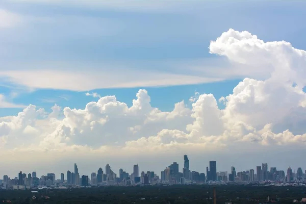 Uitzicht Stadsgebouwen Een Bewolkte Dag — Stockfoto