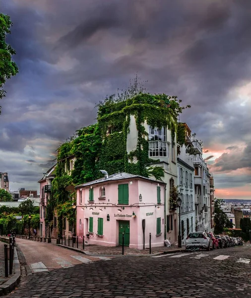 Vertikální Záběr Populární Maison Rose Paříži Proti Krásnému Západu Slunce — Stock fotografie