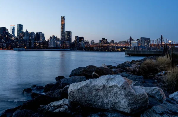 Stora Stenar Vid Havet Och Stadsbilden Manhattan — Stockfoto