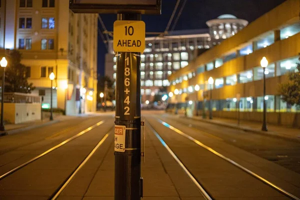 Una Señal Tráfico Una Calle Por Noche —  Fotos de Stock