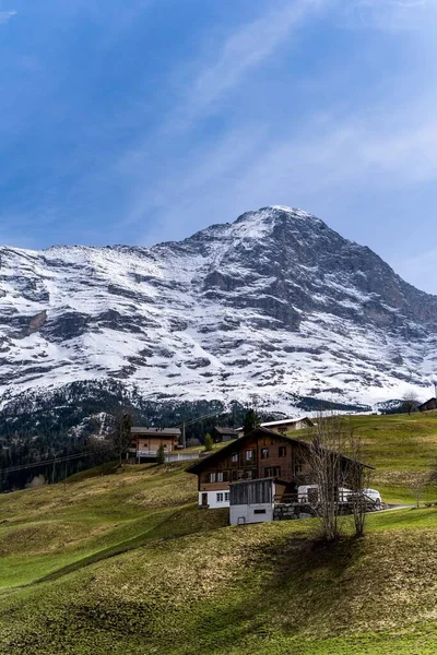 Vertical Shot Wooden Cottage Lauterbrunnen Mountains Jungfrau Switzerland — Stock Photo, Image