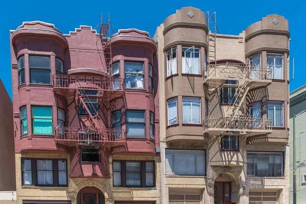San Francisco Typische Bunte Häuser Mit Feuerfluchttreppen Freien — Stockfoto