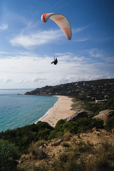Una Vista Panorámica Hombre Parapente Sobre Costa Del Mar Contra —  Fotos de Stock