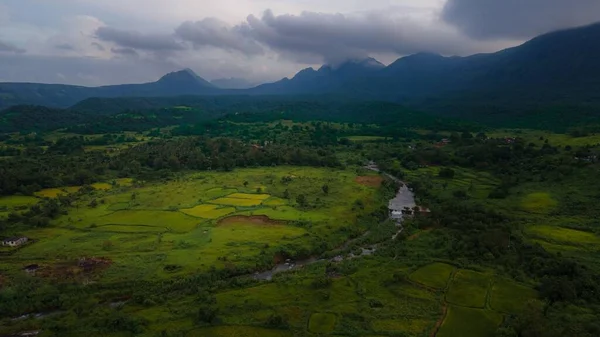 Uma Vista Aérea Bela Terra Verde Montanhas Fundo Dia Nublado — Fotografia de Stock