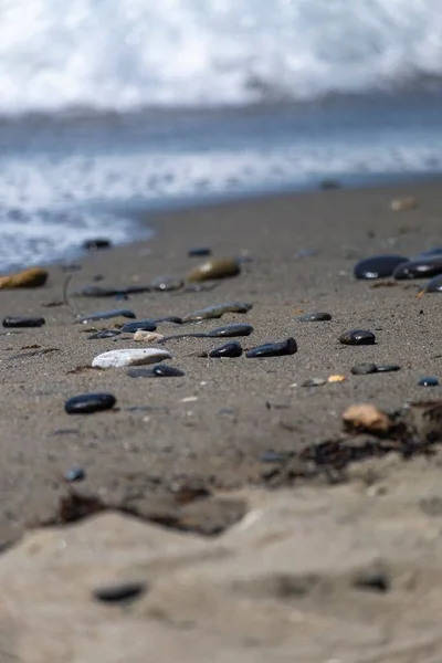 Fondo Montón Pequeñas Piedras Junto Playa Con Agua Las Olas —  Fotos de Stock