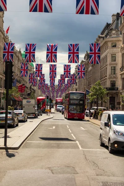 Eine Vertikale Aufnahme Britischer Flaggen Die Vor Dem Thronjubiläum Der — Stockfoto