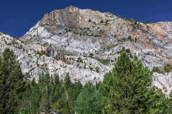 Una Vista Aerea Enormi Montagne Rocciose Con Cascata Che Cade — Foto Stock