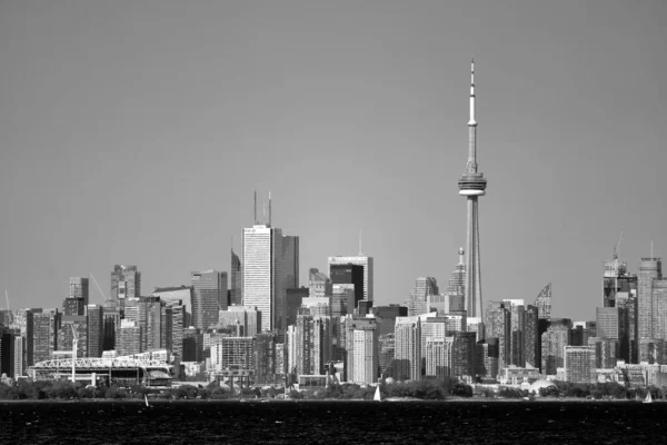 Graustufenaufnahme Des Turms Und Der Wolkenkratzer Der Innenstadt Von Toronto — Stockfoto