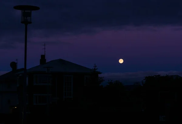 Una Casa Sobre Fondo Del Cielo Nocturno Luna Reikiavik Islandia —  Fotos de Stock