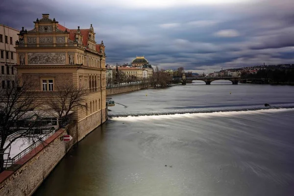 Prag Şehri Charles Köprüsü Nün Bir Görüntüsü Vltava Nehri Geçen — Stok fotoğraf