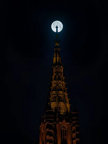 Een Verticaal Schot Van Kathedraal Van Keulen Onder Volle Maan — Stockfoto