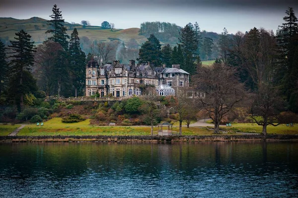 Mansion Shore Lake District England Surrounded Colorful Autumn Trees — Stock fotografie