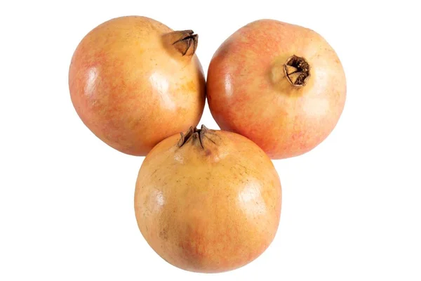 Eine Nahaufnahme Von Drei Appetitlichen Granatäpfeln Isoliert Auf Weißem Hintergrund — Stockfoto