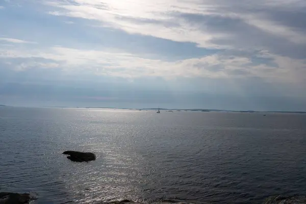 瑞典阿蒙顿美丽的海景 水面阳光普照 — 图库照片