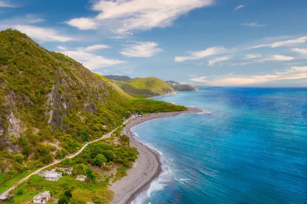 Eine Luftaufnahme Einer Blauen Meereslandschaft Mit Einem Strand Und Felsigen — Stockfoto