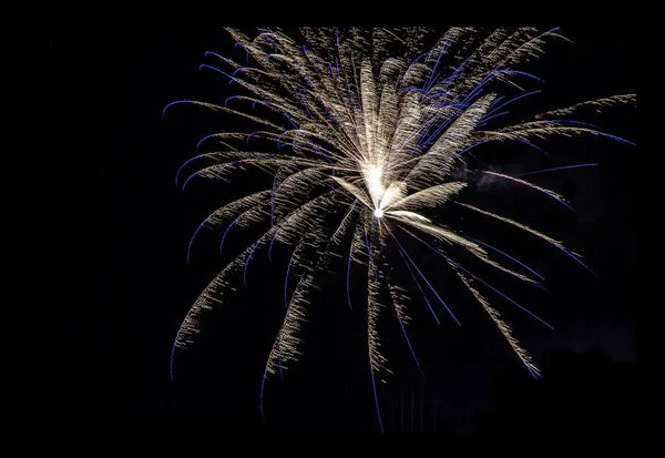 Feuerwerk Der Nacht Explodiert Glühend — Stockfoto