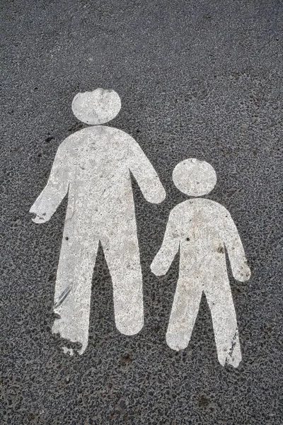 Asfalta boyanmış yaya tabelasının dikey üst görünümü