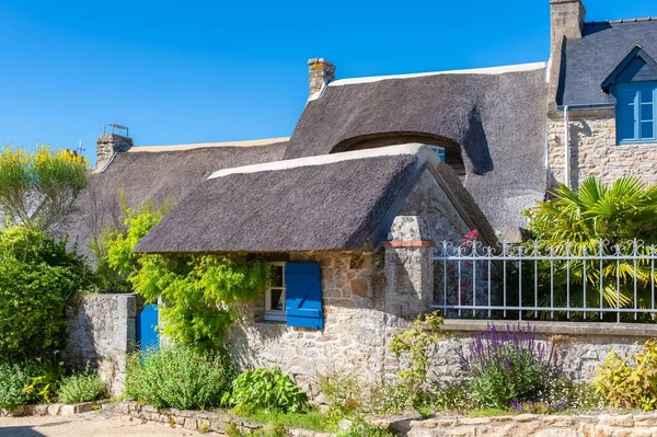 Brittany, Ile aux Moines adası Morbihan körfezinde, köydeki tipik evler