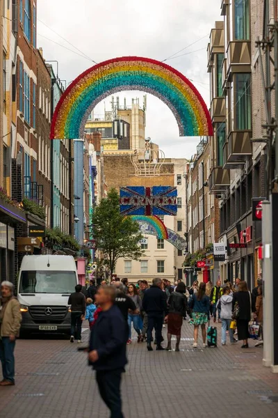 Eine Vertikale Aufnahme Der Carnaby Street Mit Hängenden Regenbogendekorationen Und — Stockfoto