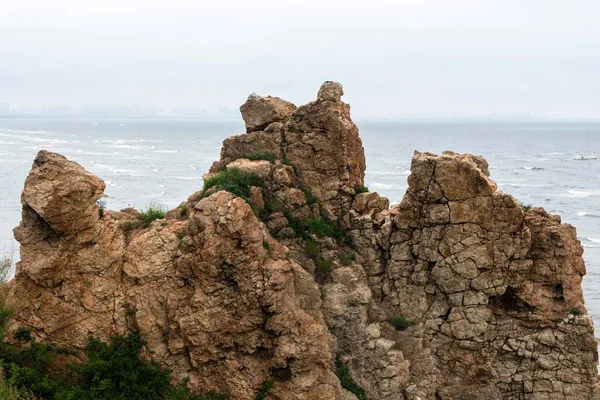 Mar Ondulado Bater Numa Costa Rochosa Moody Seascape Horizonte Oceano — Fotografia de Stock