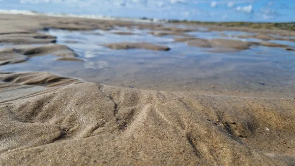 Een Close Van Nat Zand Het Strand Een Landelijk Gebied — Stockfoto