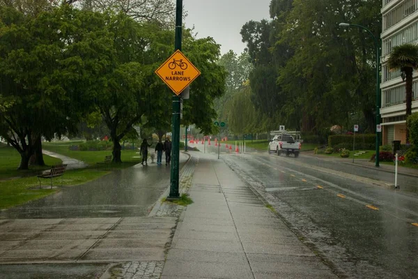下雨天 温哥华一条美丽的湿路和一个自行车路标 — 图库照片