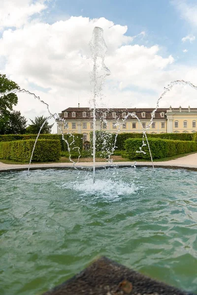 Fontanna Pięknym Zamkiem Ludwigsburg Zielonym Parkiem Tle — Zdjęcie stockowe