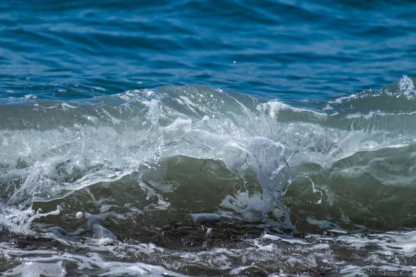 Fale Oceaniczne Rozbijają Się Piaszczystej Plaży Fale Morskie Pękają Brzegu — Zdjęcie stockowe