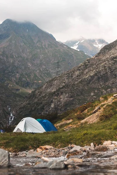 山岳地帯の近くにテントのあるハイキング場所の垂直撮影 — ストック写真