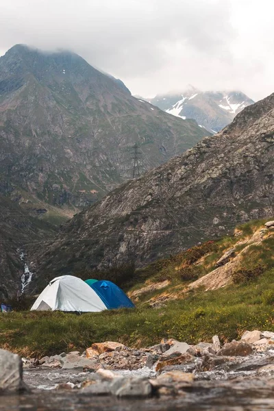 Plano Vertical Una Zona Senderismo Con Tiendas Cerca Zona Montañosa —  Fotos de Stock