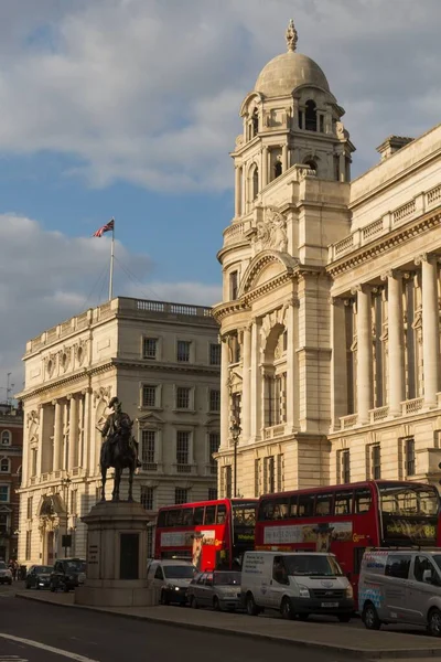 Eine Vertikale Aufnahme Des Trafalgar Square London — Stockfoto