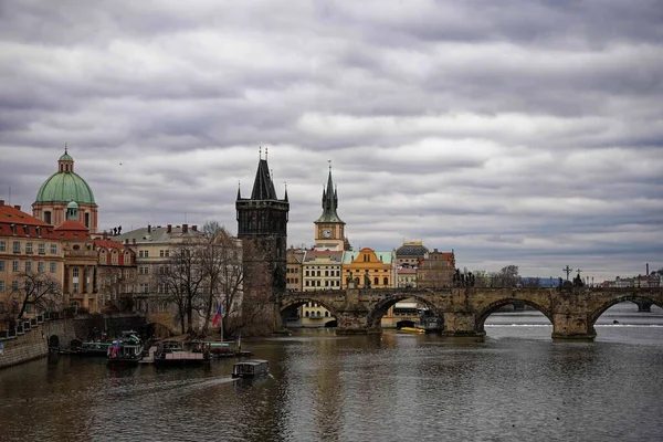 Karlův Most Středověký Kamenný Obloukový Most Který Překračuje Vltavu Praze — Stock fotografie