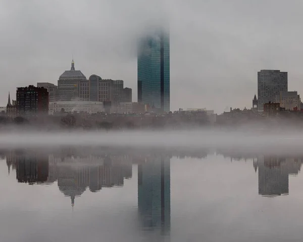 日の出のボストンのスカイラインと川の反射 — ストック写真