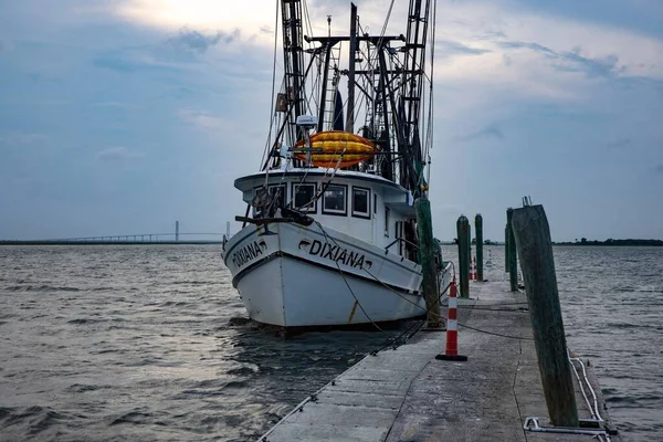 午後遅くに漁船が桟橋に係留された Jekyll Island Georgia Usa — ストック写真