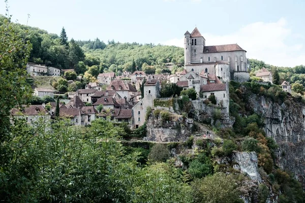 Een Landschap Van Een Oude Stad Frankrijk Met Beboste Bergen — Stockfoto