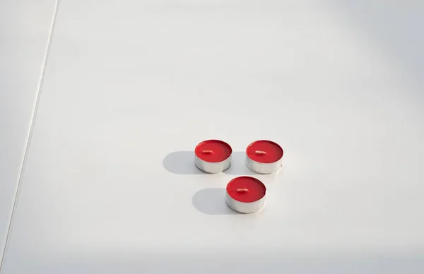 Les Trois Bougies Chauffe Plat Rouges Sur Une Surface Blanche — Photo
