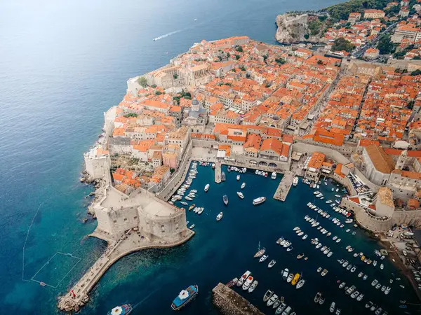 Turuncu çatısı olan deniz kenarı manzarası.